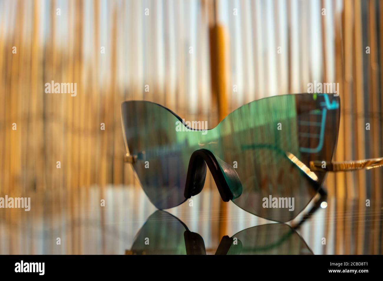 Lunettes de soleil pour femmes design futuriste avec lentille bleue. Mise au point sélective Banque D'Images