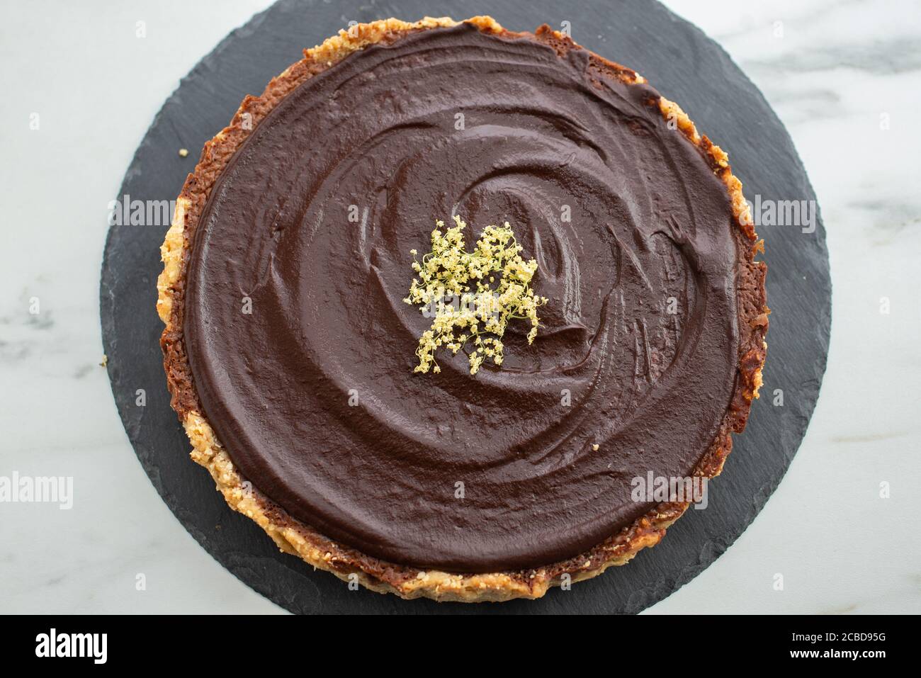 Gateau Au Chocolat Sucre Fait Maison De Fleur De Sureau Sur Une Table Photo Stock Alamy