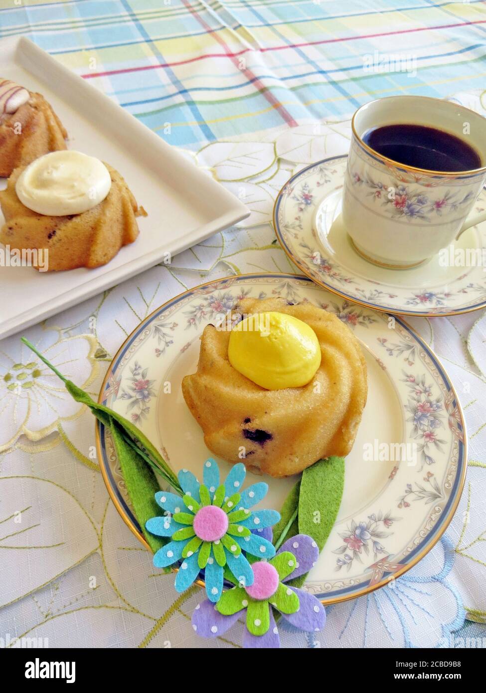 Gâteau avec glaçage et une tasse de café Banque D'Images