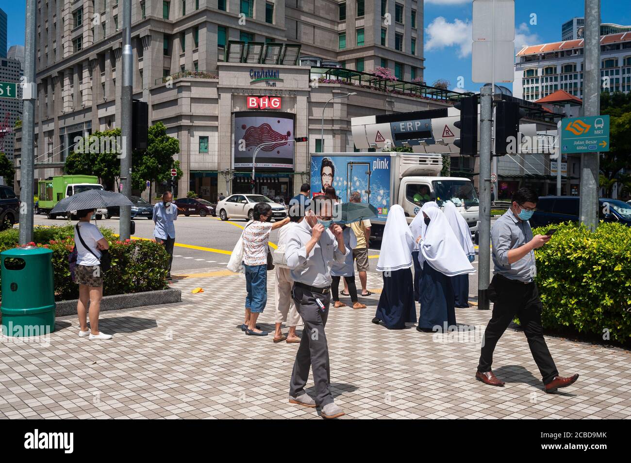 17.07.2020, Singapour, République de Singapour, Asie - UNE scène de rue dans le centre-ville montre les piétons à Bugis Junction portant un masque facial. Banque D'Images