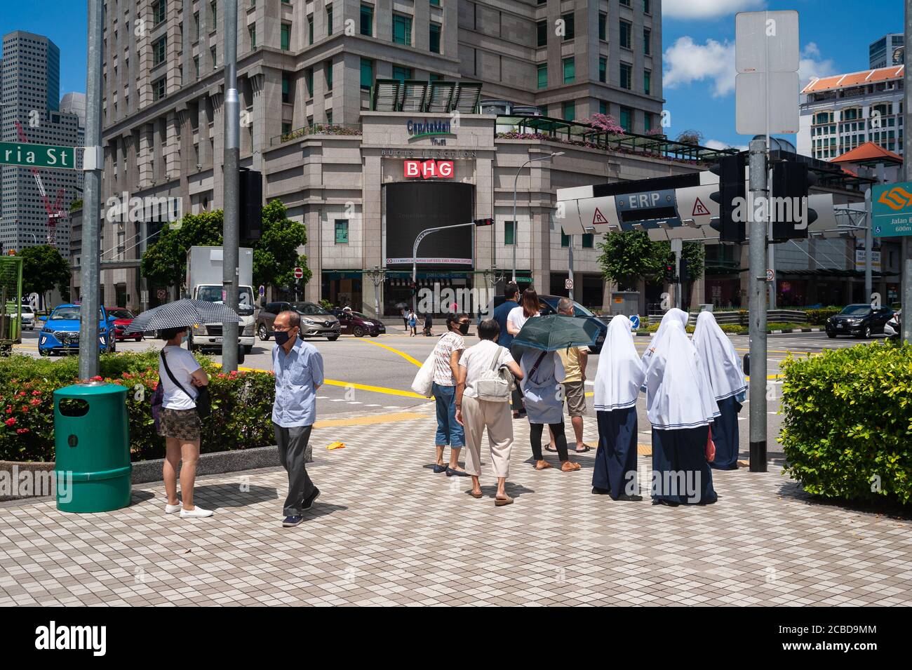 17.07.2020, Singapour, République de Singapour, Asie - UNE scène de rue dans le centre-ville montre les gens à un passage piéton à Bugis Junction. Banque D'Images