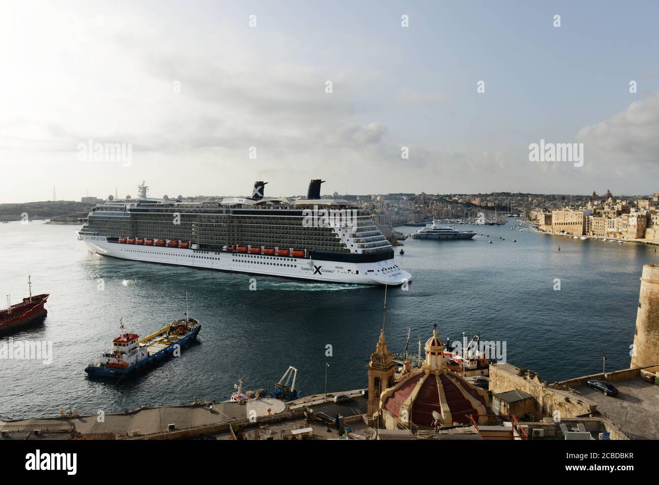 Le bateau de croisière Celebrity Reflection entre dans le Grand Port de la Valette à Malte. Banque D'Images