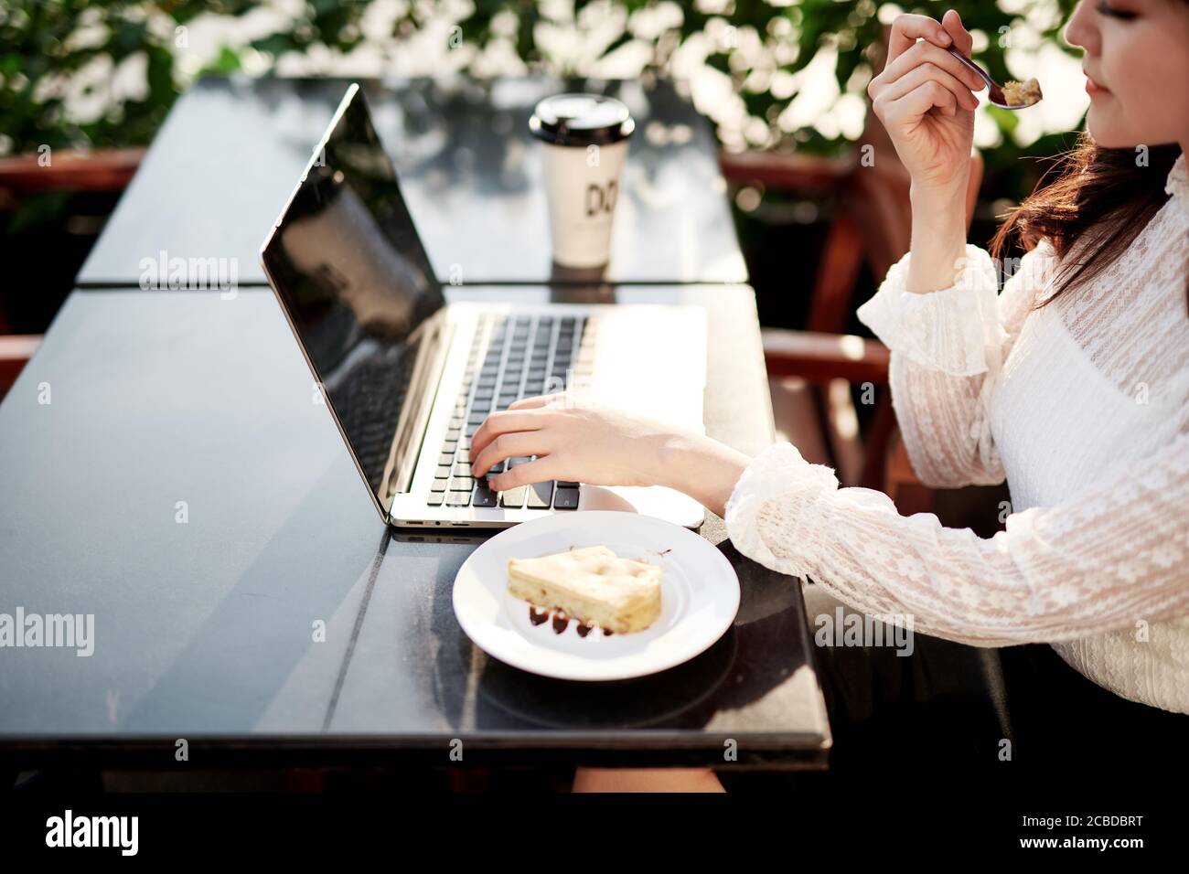 Belle Femme Mangeant Un Delicieux Gateau De Banane Dans Un Cafe Fille Devant Un Ordinateur Portable Dans Un Cafe Fille Savoureuse Gateau Photo Stock Alamy