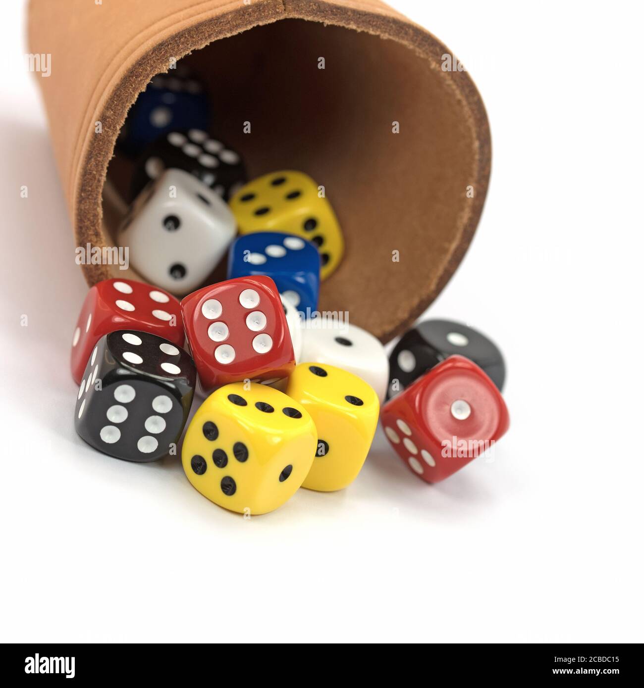 Beaucoup de dés colorés dans la coupe à dés Banque D'Images