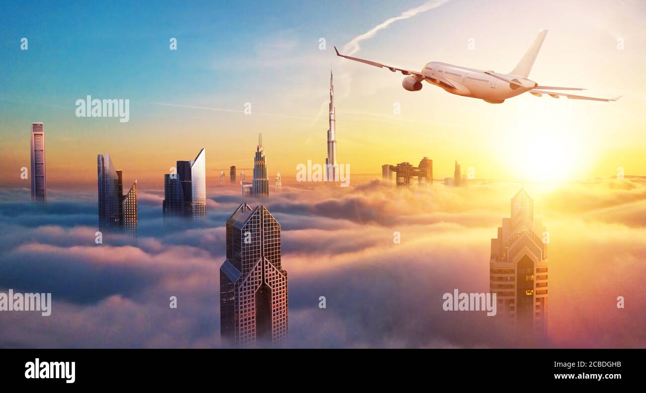 Jet Privé avion volant au-dessus de la ville de Dubaï en beau coucher de la lumière. Hôtel moderne et le mode de transport le plus rapide, la vie de l'entreprise. Banque D'Images