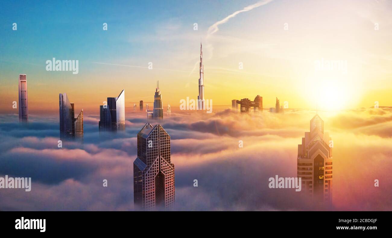 Dubaï coucher de soleil vue panoramique sur le centre-ville couvert de nuages. Dubaï est une ville super moderne des Émirats arabes Unis, mégalopole cosmopolite. Image très haute résolution Banque D'Images