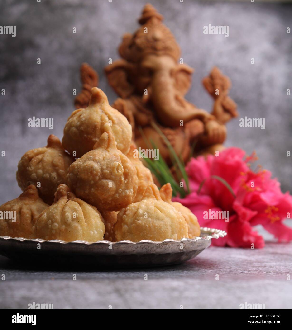 Ganesh Puja - nourriture douce Modak offerte au festival Ganpati ou Chaturthi en Inde. Banque D'Images