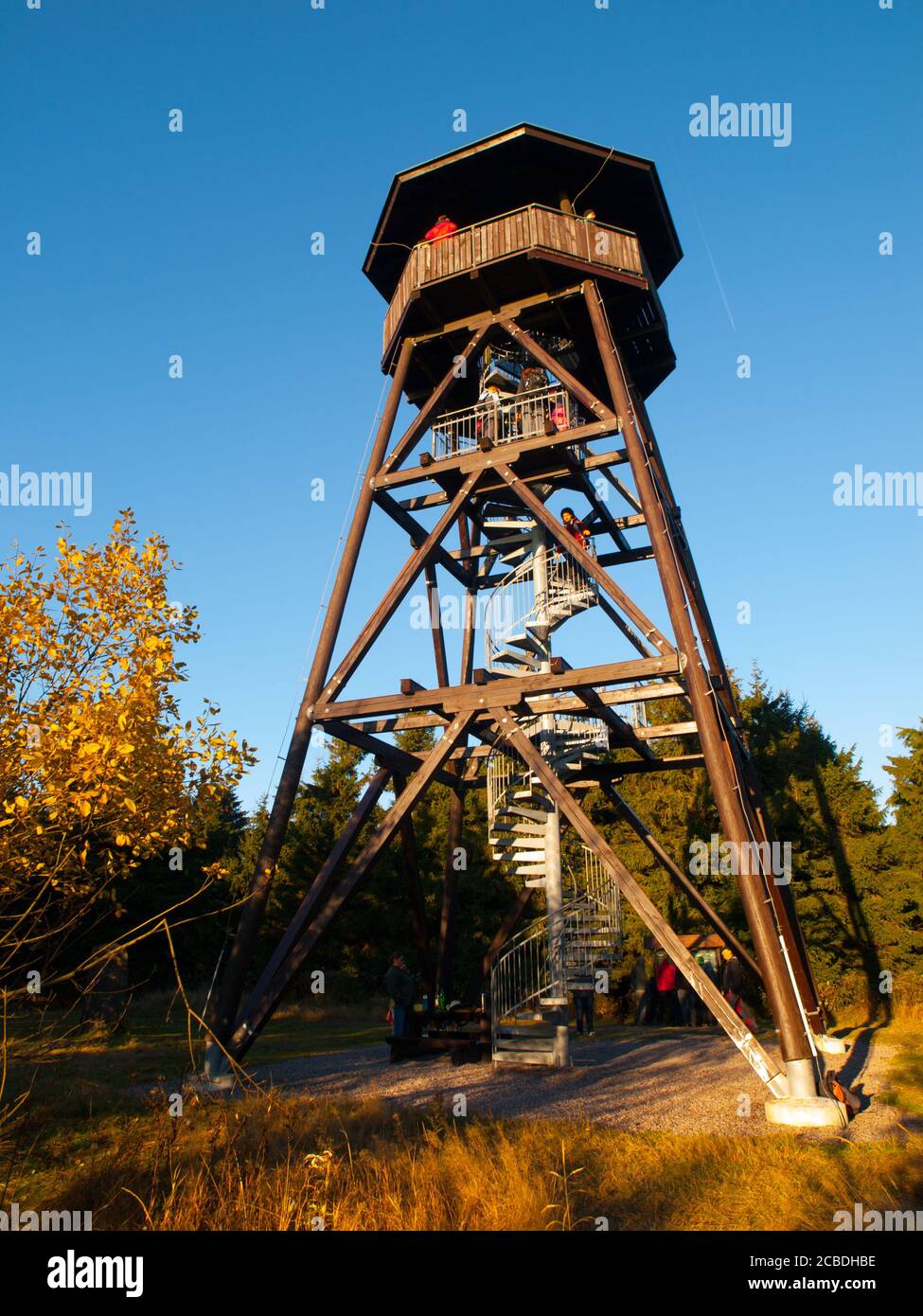 Tour d'observation en bois sur Annensky vrch, ou Ann's Hill, dans Orlicke hory, République tchèque Banque D'Images