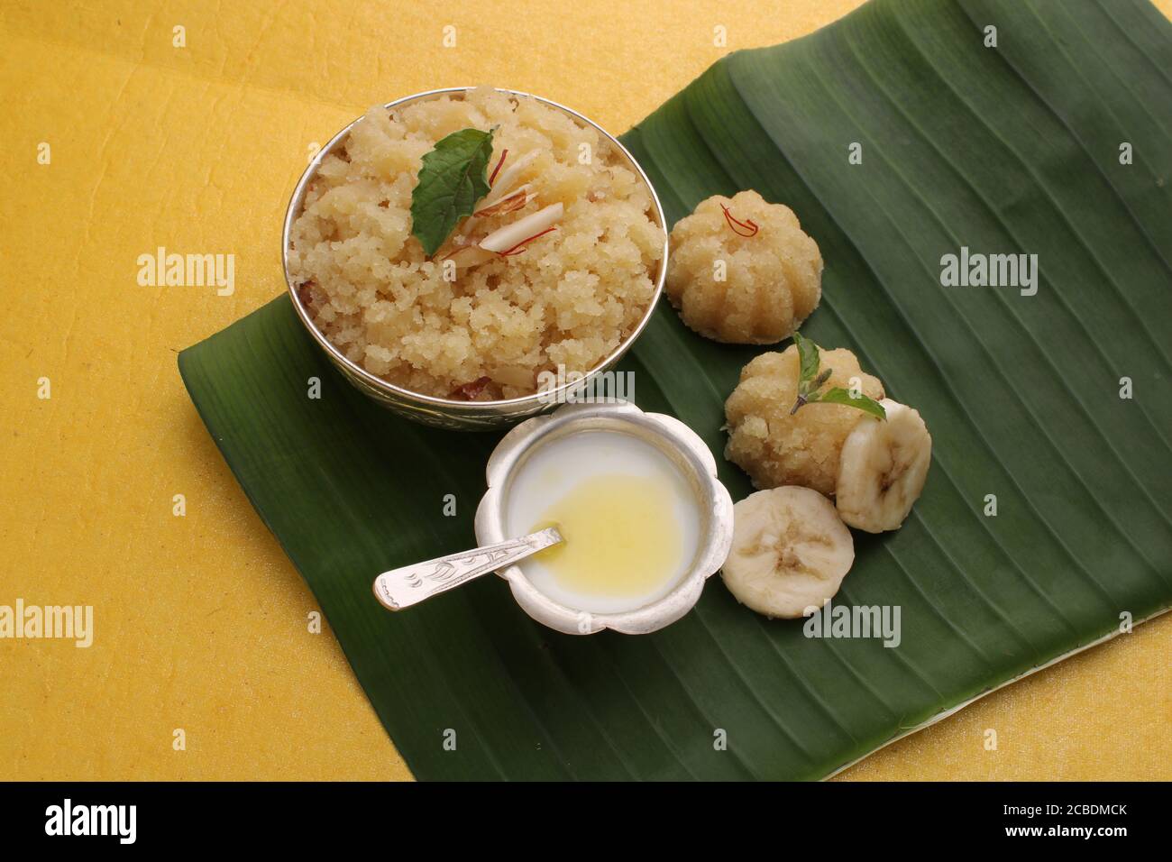 Suji ka halwa est un plat indien, servi comme dessert ou comme offrande aux dieux. Ses goûts sont doux et délicieux. Dans marathi, il a appelé comme Sheera. Banque D'Images