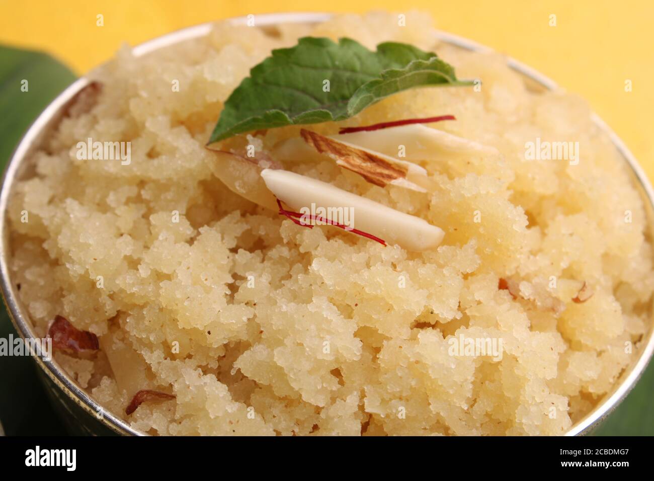 Suji ka halwa est un plat indien, servi comme dessert ou comme offrande aux dieux. Ses goûts sont doux et délicieux. Dans marathi, il a appelé comme Sheera. Banque D'Images