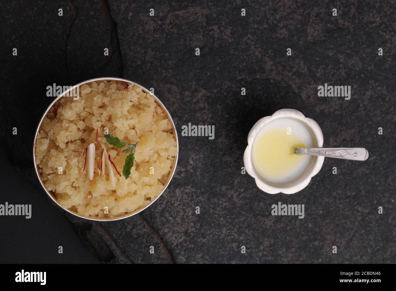 Suji ka halwa est un plat indien, servi comme dessert ou comme offrande aux dieux. Ses goûts sont doux et délicieux. Dans marathi, il a appelé comme Sheera. Banque D'Images