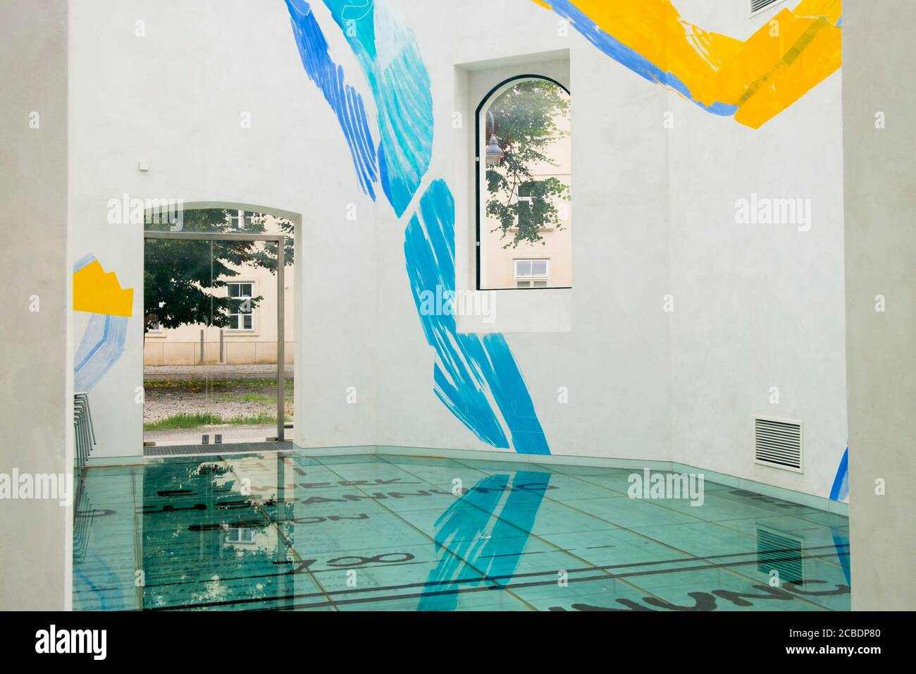 Vue intérieure du plancher en verre de la maison de prière juive reconstruite, Bethaus, conçue et réimaginée dans un style moderne par l'artiste Minna Antova. JE Banque D'Images