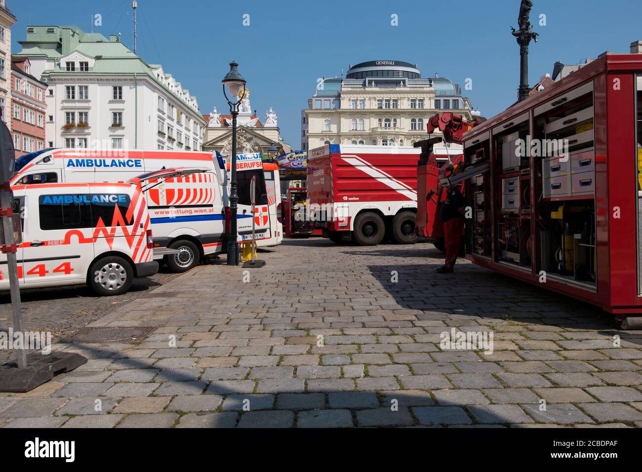 Une exposition de véhicules d'urgence, d'ambulance, d'équipement paramédical, d'équipement de pompiers, de camions sur une place extérieure. À Vienne, Autriche. Banque D'Images