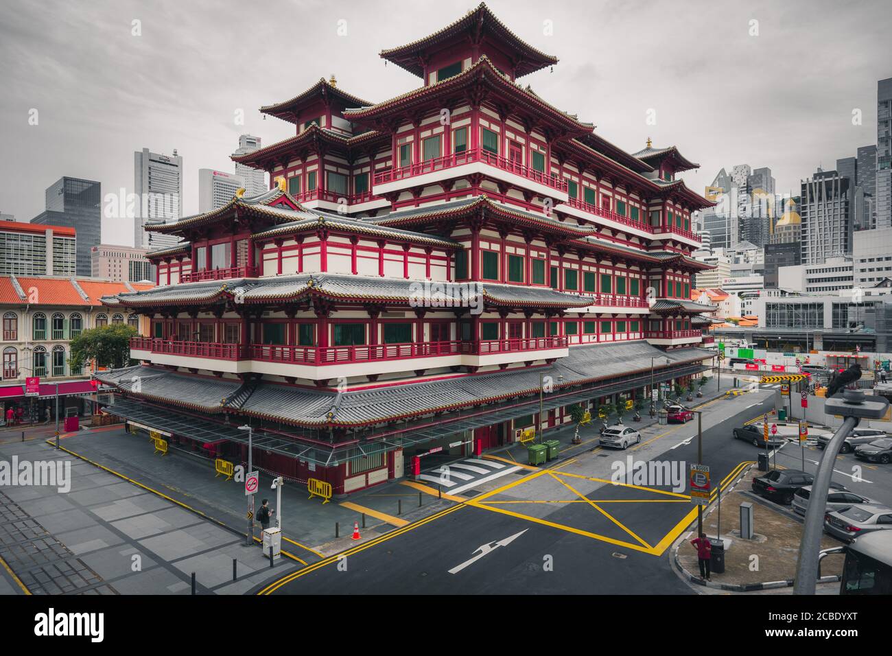 Singapour, Singapour / Singapour - 07152020: Temple de la relique de la dent de Bouddha dans un jour nuageux Banque D'Images