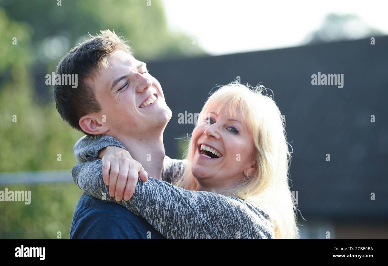 Lewes UK 13th août 2020 - Charlie Cooke avec sa mère Sheri après avoir reçu ses résultats De Niveau A de l'école de grammaire de Lewes Old à East Sussex aujourd'hui . Charlie a obtenu 3 Étoiles en Chimie , Biologie et mathématiques : crédit Simon Dack /Vervate / Alamy Live News Banque D'Images