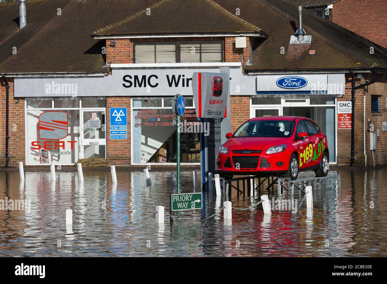 Salon de voiture inondé route Slough dans le village de Datchet, Berkshire, après que la Tamise a éclaté ses rives. Datchet, Berkshire, Royaume-Uni. 10 févr. 2014 Banque D'Images