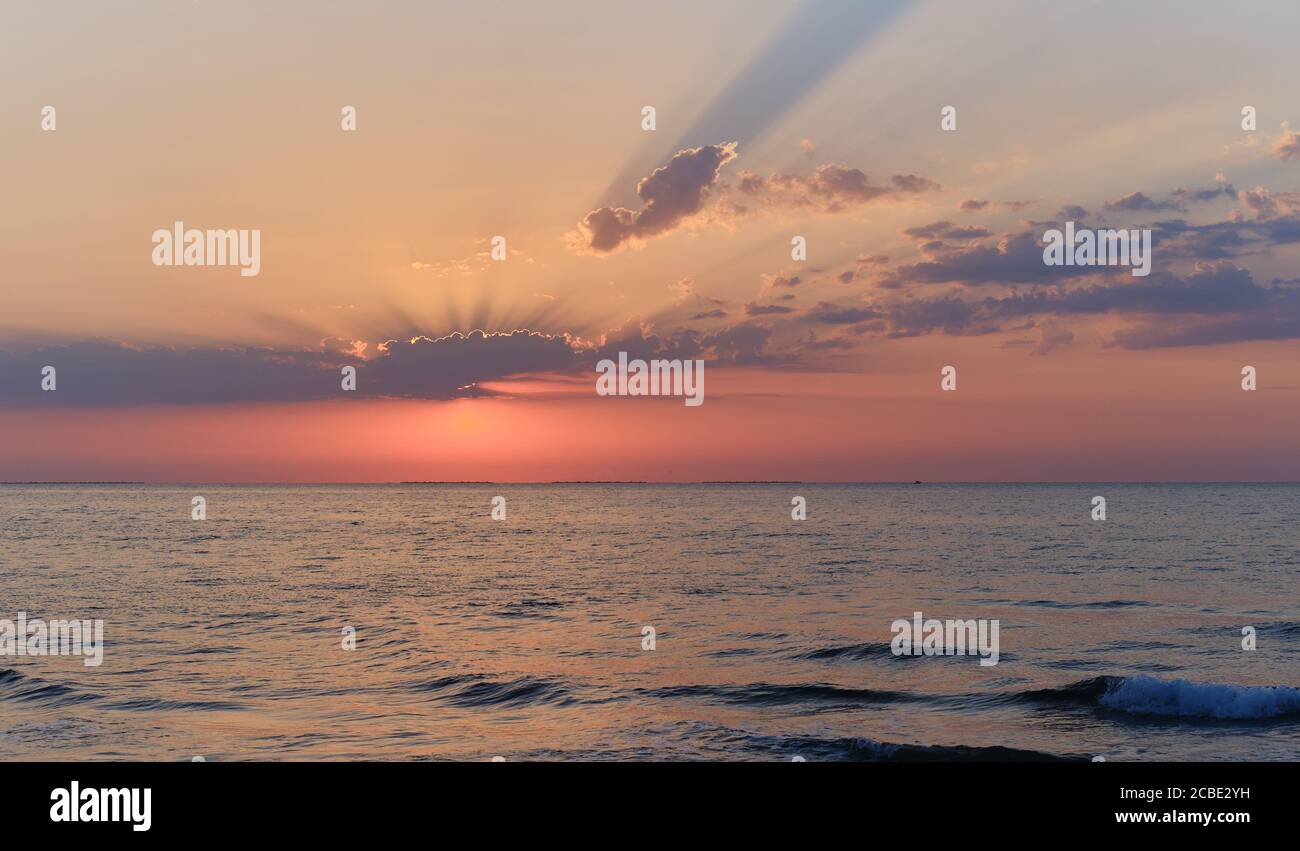 Pittoresque gris clair bleu et rose lever de soleil coloré sur la mer Méditerranée, tôt le matin sur fond de nature, pas de personnes. Espagne Banque D'Images