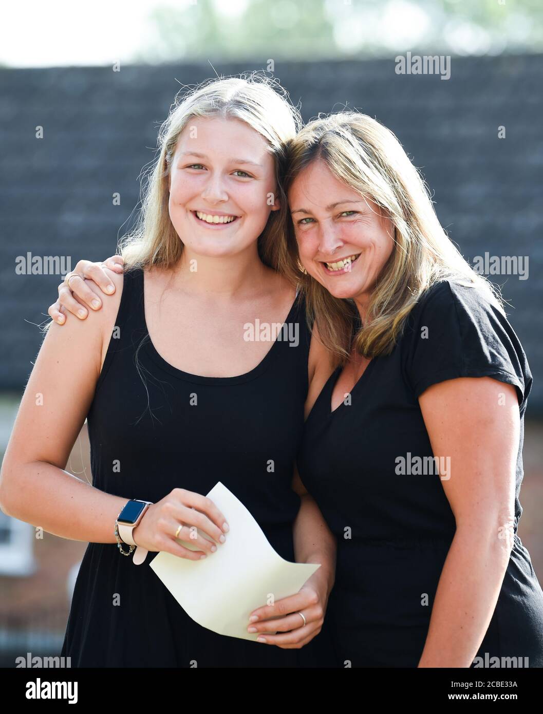 Lewes UK 13th août 2020 - Olivia Welsh avec sa mère Alex est ravi de recevoir ses Résultats A Level de l'école de grammaire de Lewes Old dans East Sussex aujourd'hui : crédit Simon Dack / Vervate / Alay Live News Banque D'Images