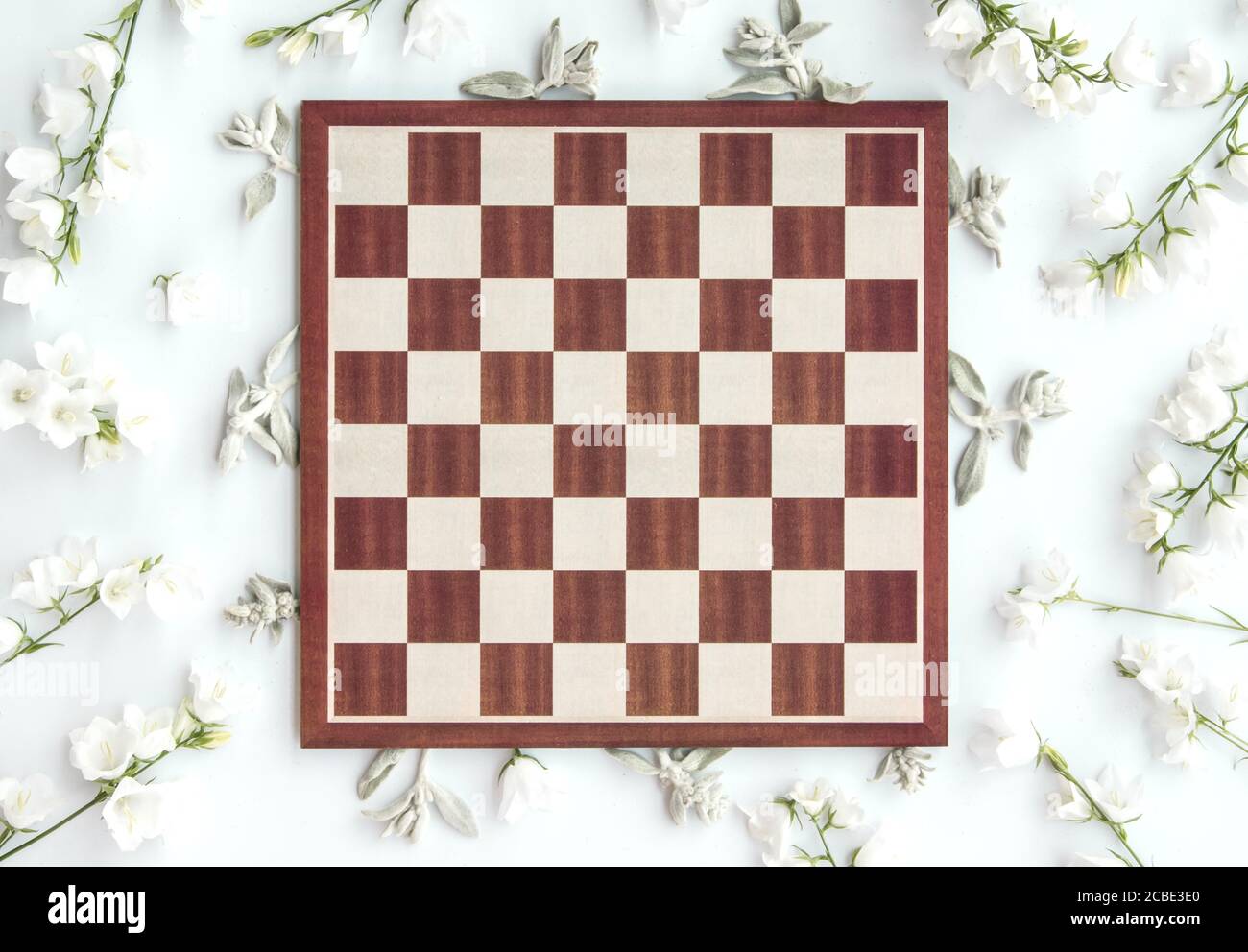 Jeu d'échecs vide, plan d'image stylisé, vue de dessus, fin de la partie Banque D'Images