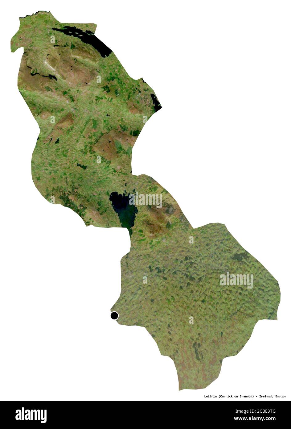 Forme de Leitrim, comté d'Irlande, avec sa capitale isolée sur fond blanc. Imagerie satellite. Rendu 3D Banque D'Images