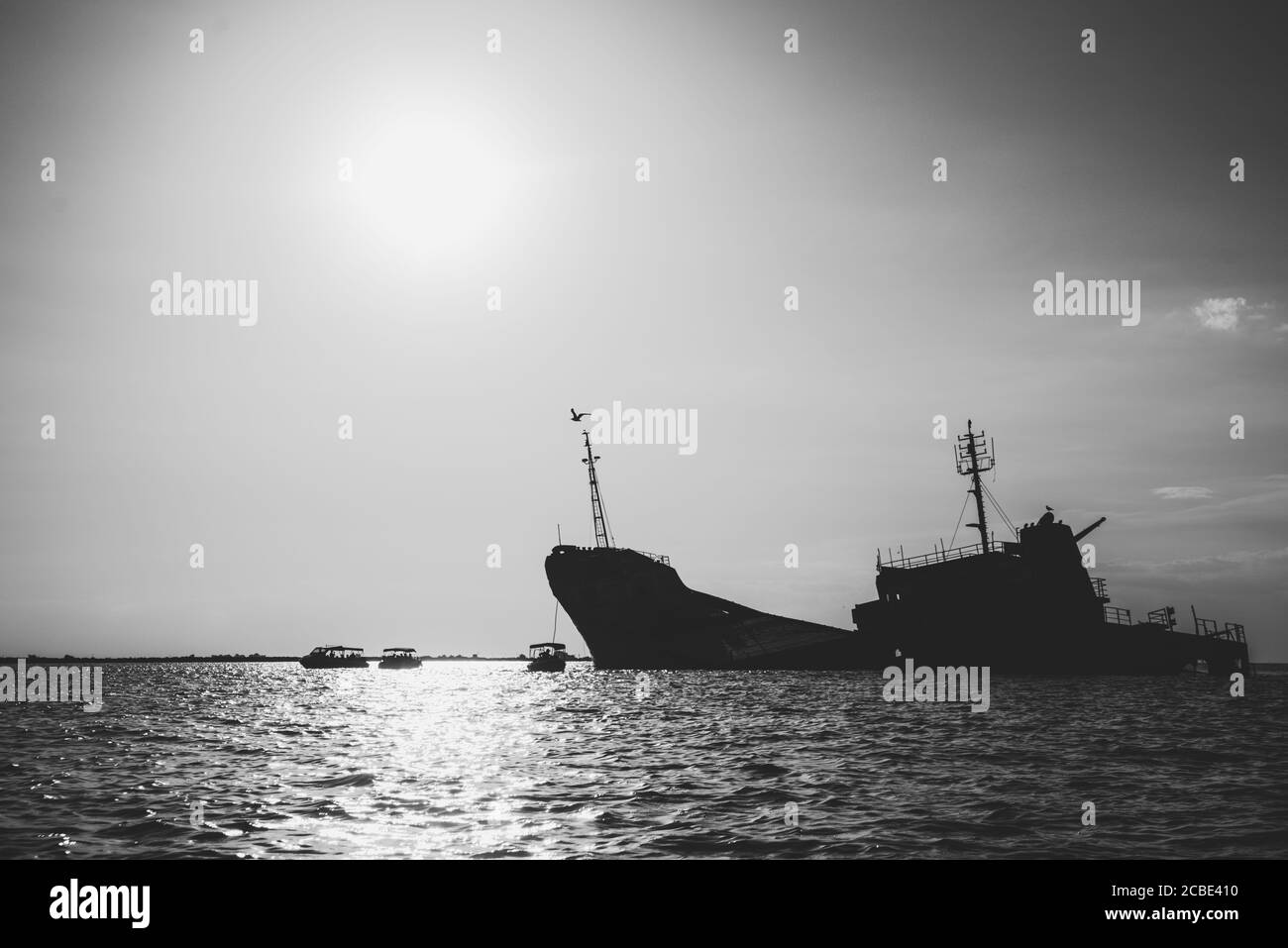 Photo en noir et blanc avec épave sur le delta du Danube. Banque D'Images