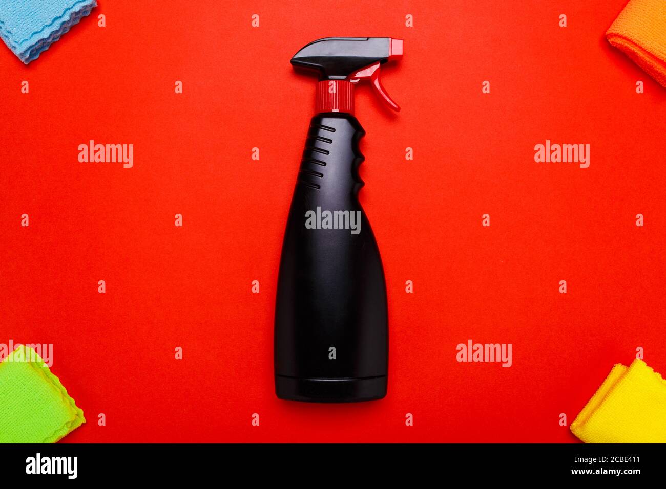 spray nettoyant pour vitres. nettoyant spray noir pour nettoyer les vitres avec des chiffons sur fond rouge Banque D'Images