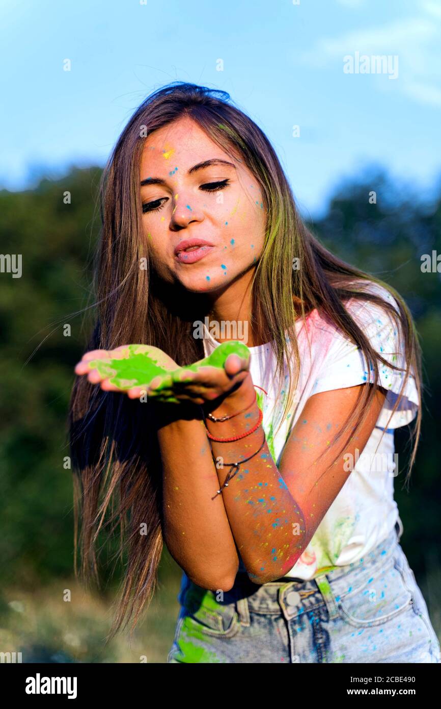 Jeune fille drôle jouant avec des peintures Holi Banque D'Images