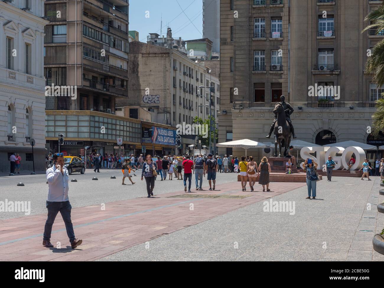 Des personnes non identifiées marchent sur la place Plaza de Armas dans le centre de Santiago, au Chili Banque D'Images
