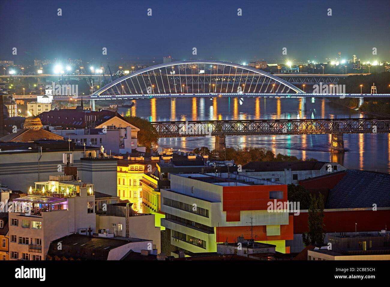 Vue aérienne du panorama de Bratislava avec le SNP Nouveau pont enjambant le Danube Banque D'Images