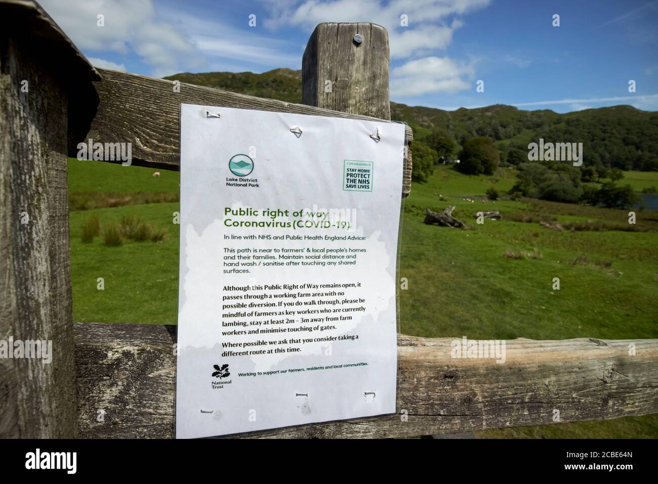 panneau de droit de passage public pour les mesures mises en place pour la prise de distance sociale pendant l'épidémie de coronavirus covid-19 dans le parc national du district du lac c Banque D'Images