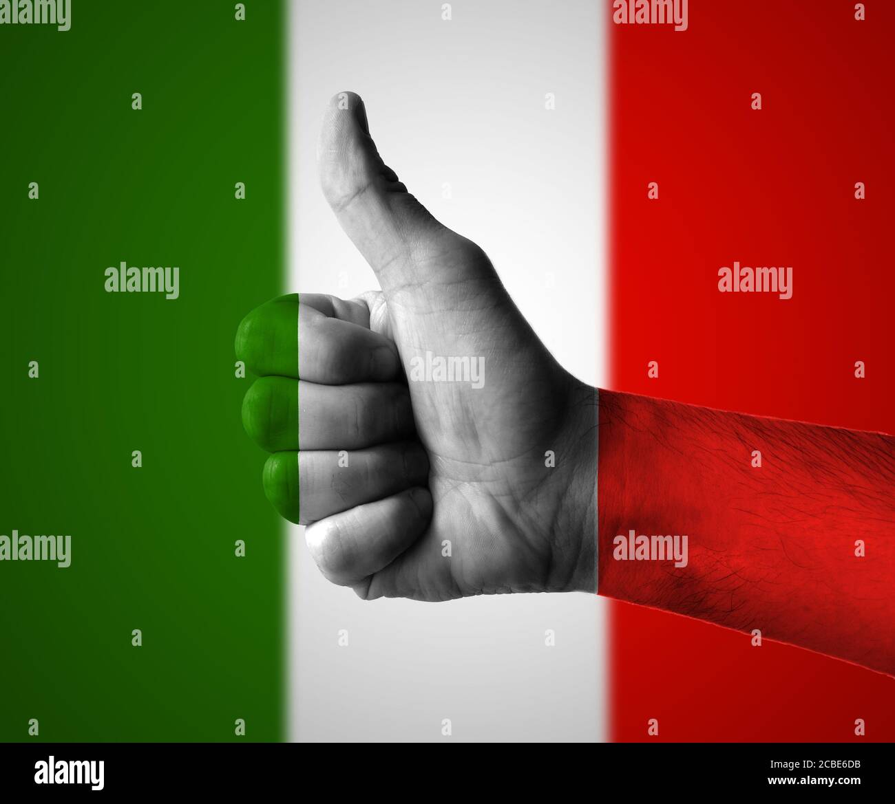La main avec Thumbs up pour l'Italie Banque D'Images