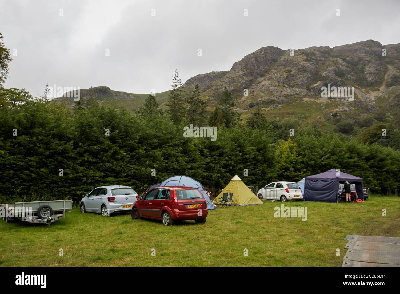 camping avec des personnes campant avec des mesures sociales de distance en place coniston lake district cumbria angleterre royaume-uni Banque D'Images