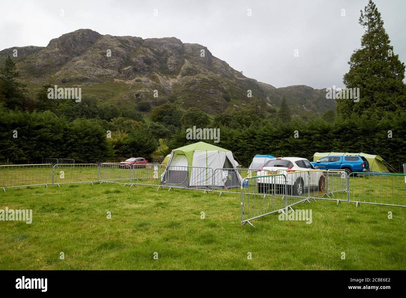 camping avec des personnes campant avec des mesures sociales de distance en place coniston lake district cumbria angleterre royaume-uni Banque D'Images