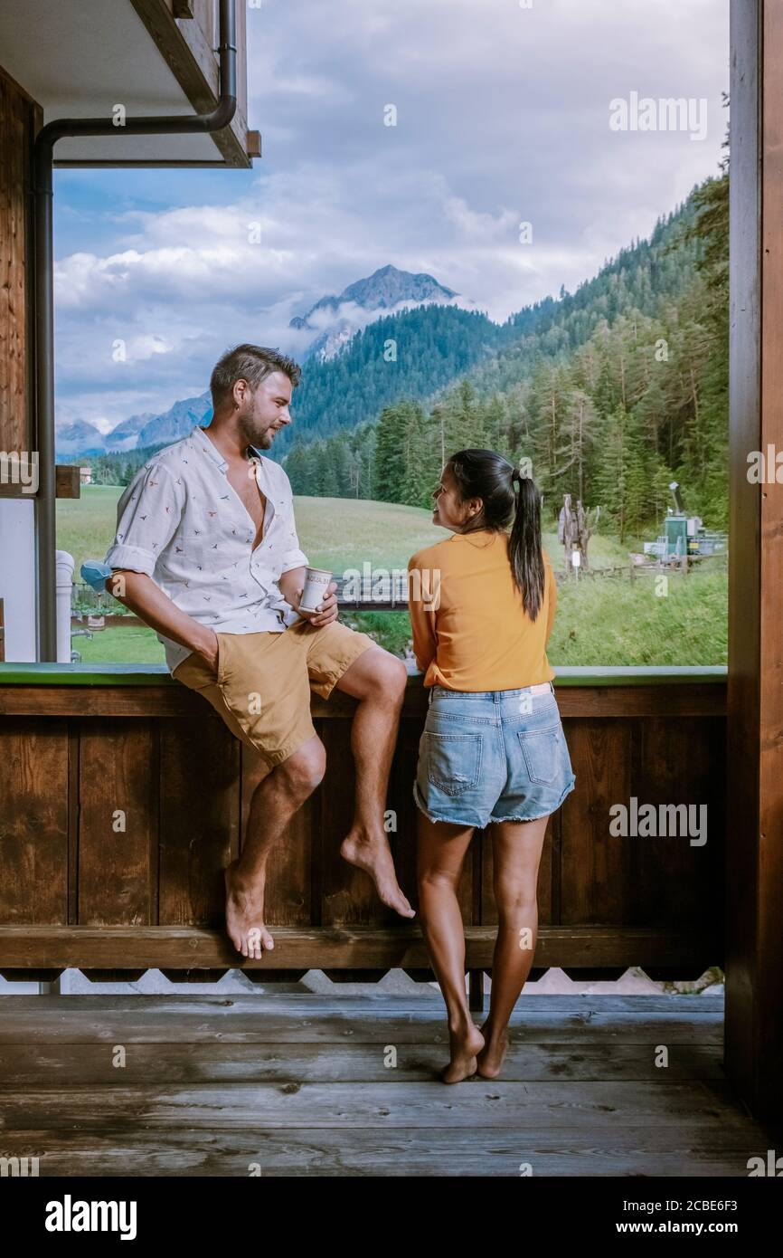 Couple en vacances dans les Dolomites Italie, petite église pendant le temps brumeux, San Vigilio di Marebbe, Tirol du Sud, Italie San Vigilio di Marebbe Banque D'Images