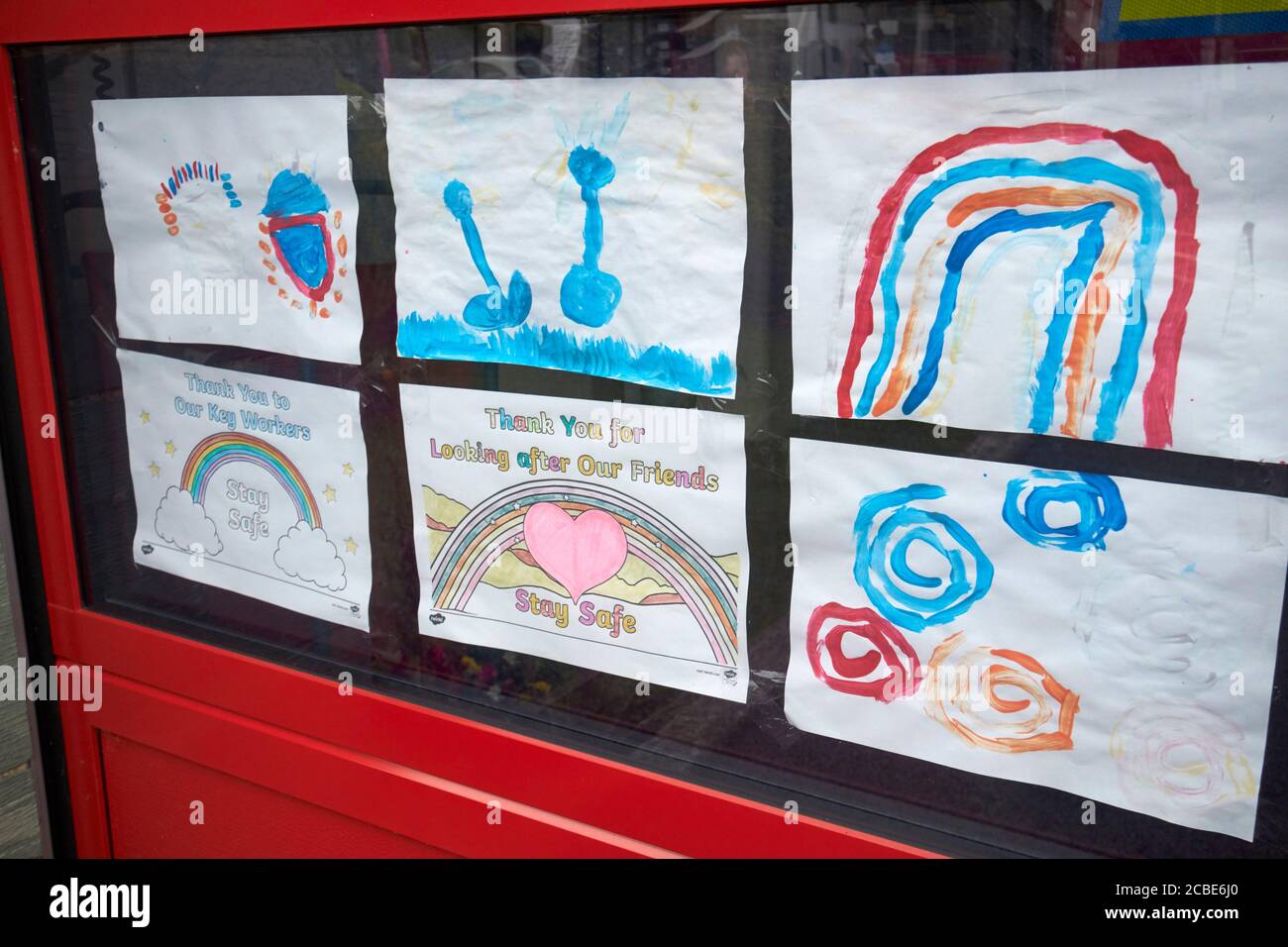 affiches arc-en-ciel faites par des enfants pour le nhs placé dans windows pendant la pandémie de covid-19 lac district cumbria angleterre royaume-uni Banque D'Images