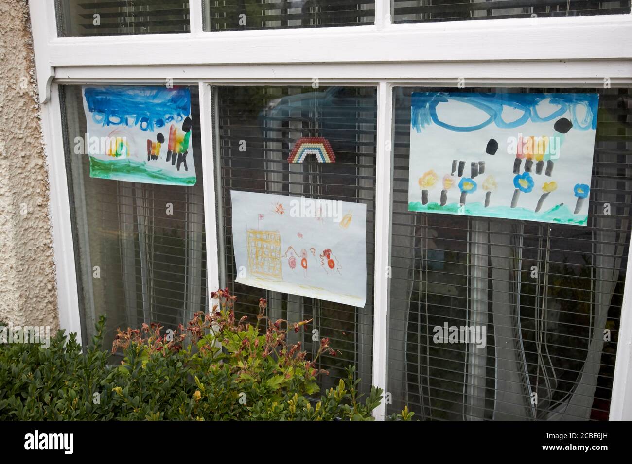 affiches arc-en-ciel faites par des enfants pour le nhs placé dans windows pendant la pandémie de covid-19 lac district cumbria angleterre royaume-uni Banque D'Images
