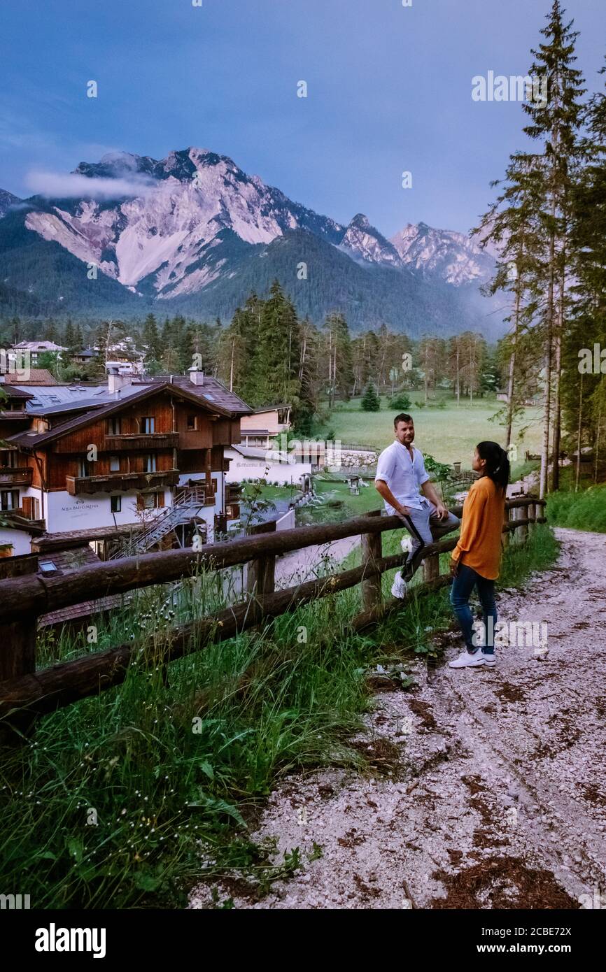 Couple en vacances dans les Dolomites Italie, petite église pendant le temps brumeux, San Vigilio di Marebbe, Tirol du Sud, Italie San Vigilio di Marebbe Banque D'Images