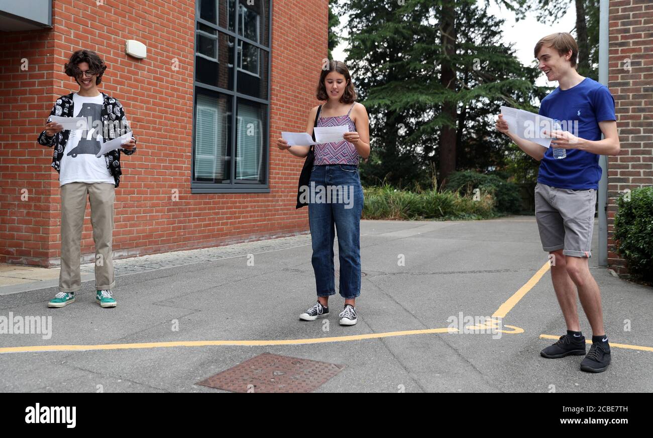 Les étudiants sont socialement à distance au Peter Symonds College, Winchester, car ils reçoivent leurs résultats DE niveau A. Banque D'Images