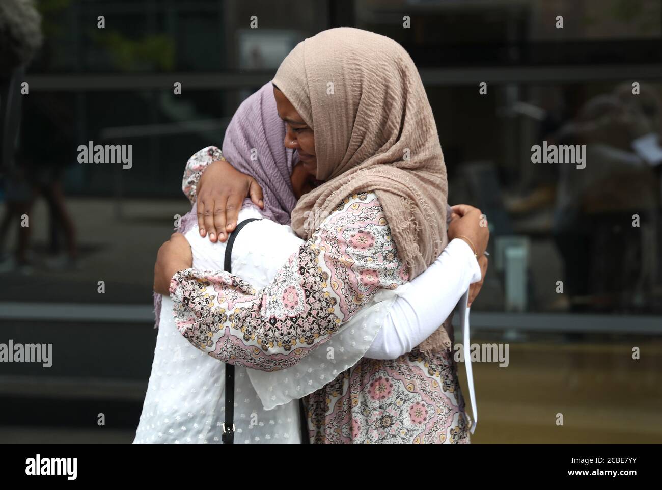 Nadiya Khair (à gauche) est félicité par sa tante Shaheda Rahmen au Peter Symonds College, Winchester, après avoir ouvert ses résultats DE NIVEAU A. Banque D'Images