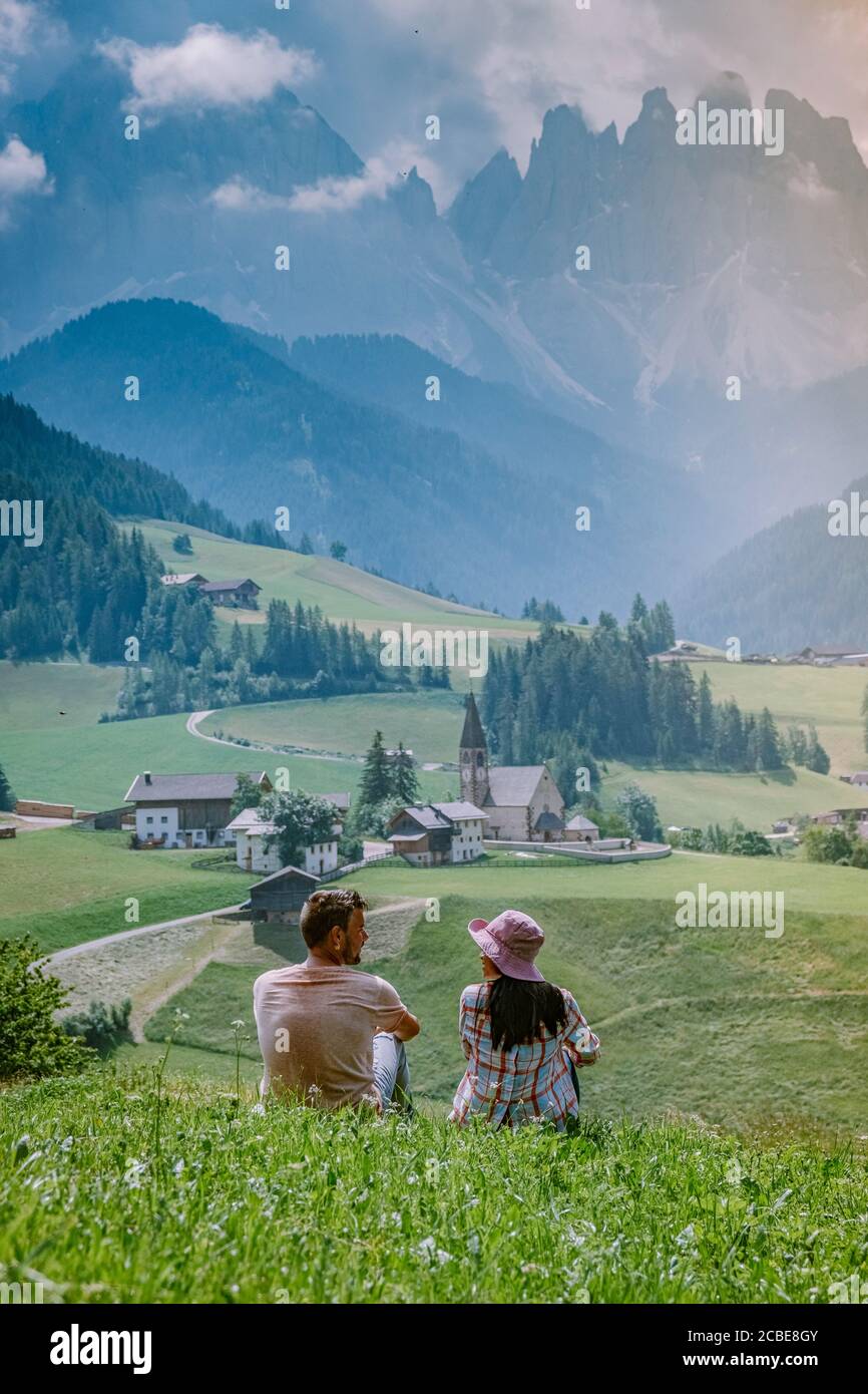 Couple en vacances dans les Dolomites Italie, Santa Magdalena Village dans la région des Dolomites Italie Val di Funes Banque D'Images