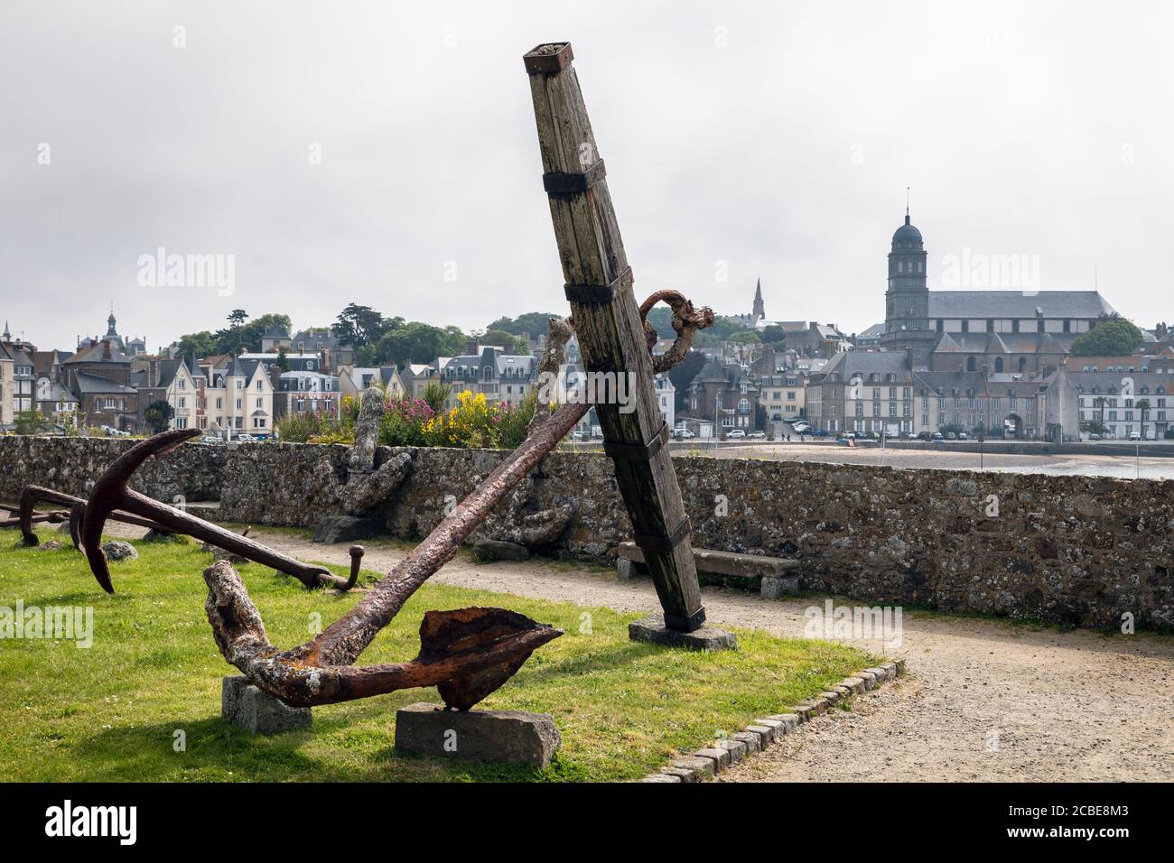 Anciens ancres dans le domaine de la Tour Solidor qui abrite le Musée international du long-cours Cap-Hornier, Saint-Malo, Bretagne Banque D'Images