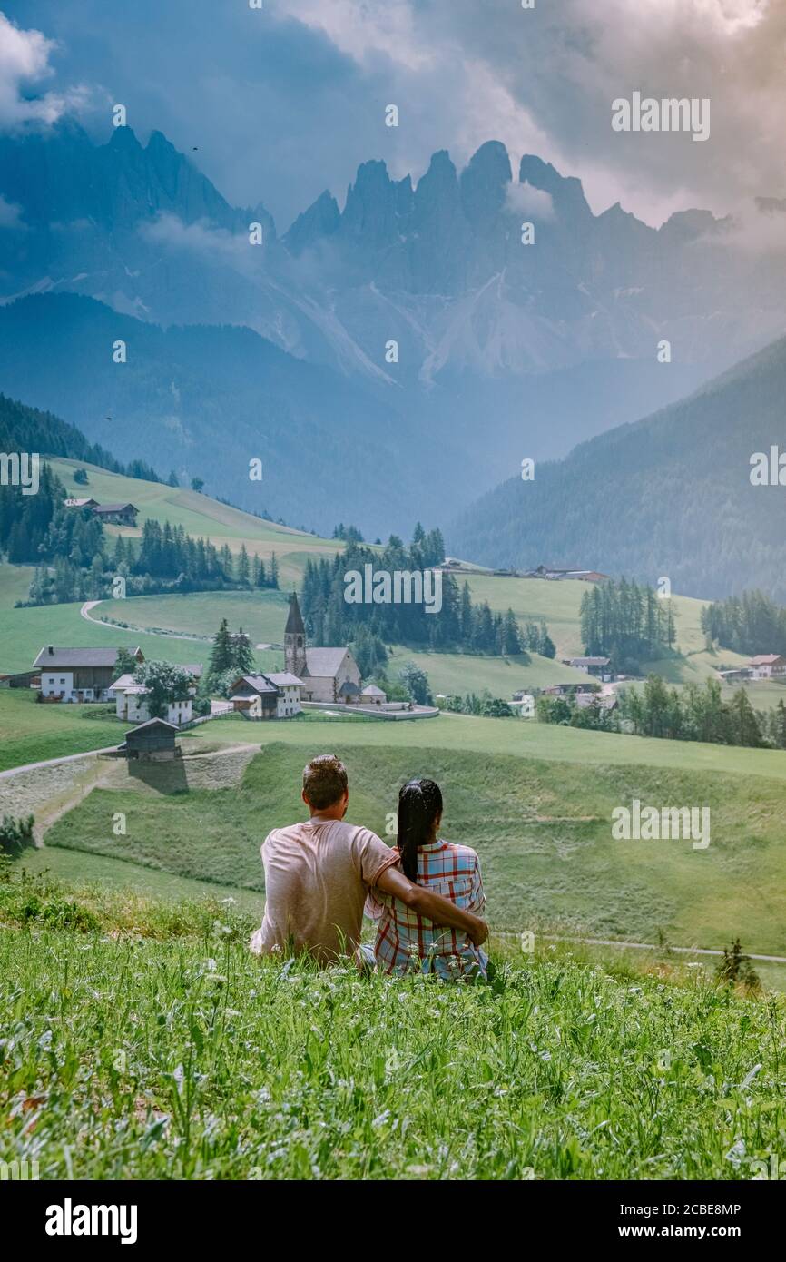 Couple en vacances dans les Dolomites Italie, Santa Magdalena Village dans la région des Dolomites Italie Val di Funes Banque D'Images