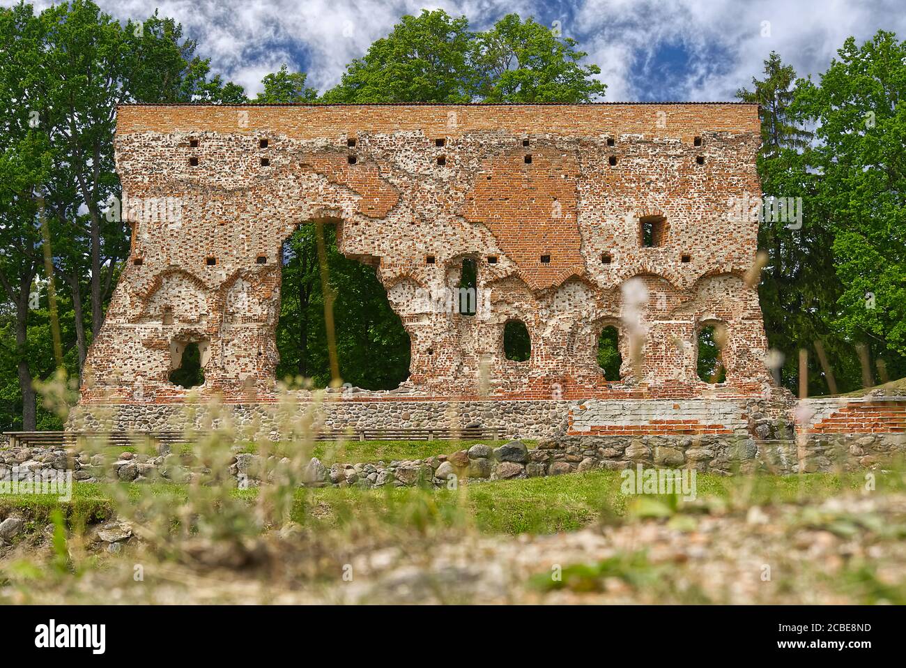 Ruines du château médiéval de Viljandi, Estonie en été ensoleillé jour. Banque D'Images