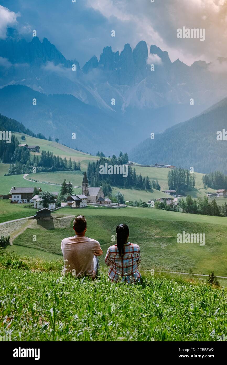 Couple en vacances dans les Dolomites Italie, Santa Magdalena Village dans la région des Dolomites Italie Val di Funes Banque D'Images