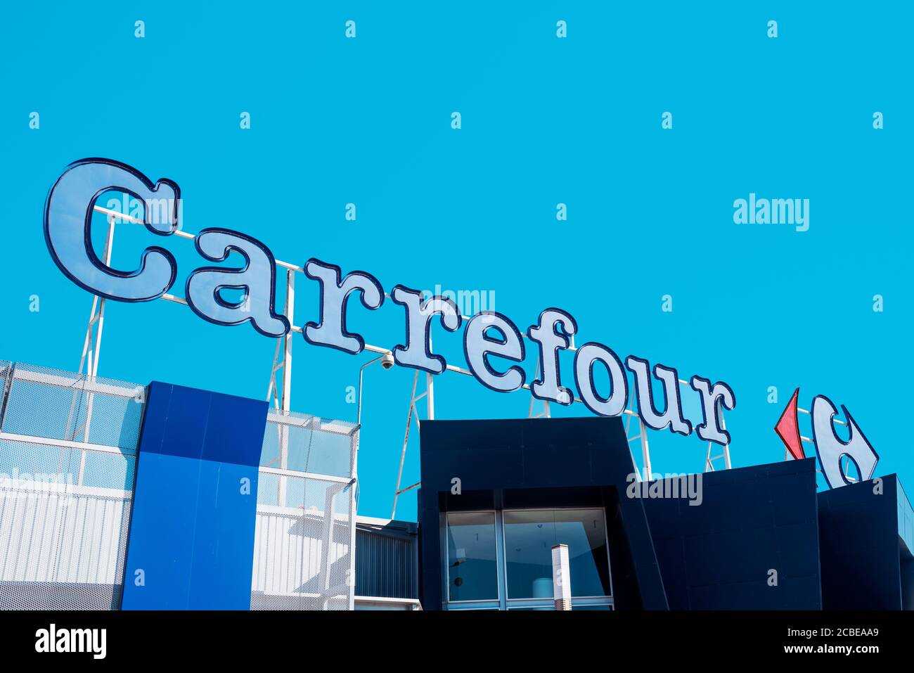 EL PRAT DE LLOBREGAT, ESPAGNE - 7 AOÛT 2020 : détail du logo de l'hypermarché Carrefour, une chaîne d'hypermarchés populaire en Espagne, et une des Mo Banque D'Images