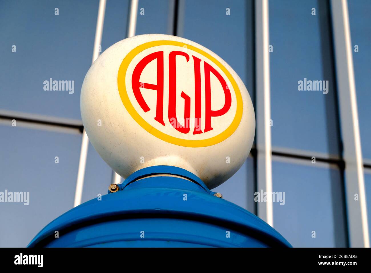 Le logo Agip sur le dessus d'une ancienne station-service. Agip était une société italienne fondée en 1926. Depuis 2003, il fait partie de la compagnie pétrolière ENI. Banque D'Images