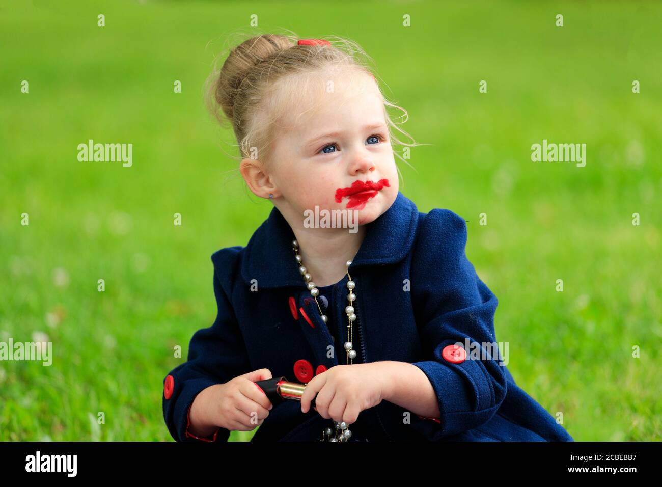 fille avec rouge à lèvres sur son visage Banque D'Images