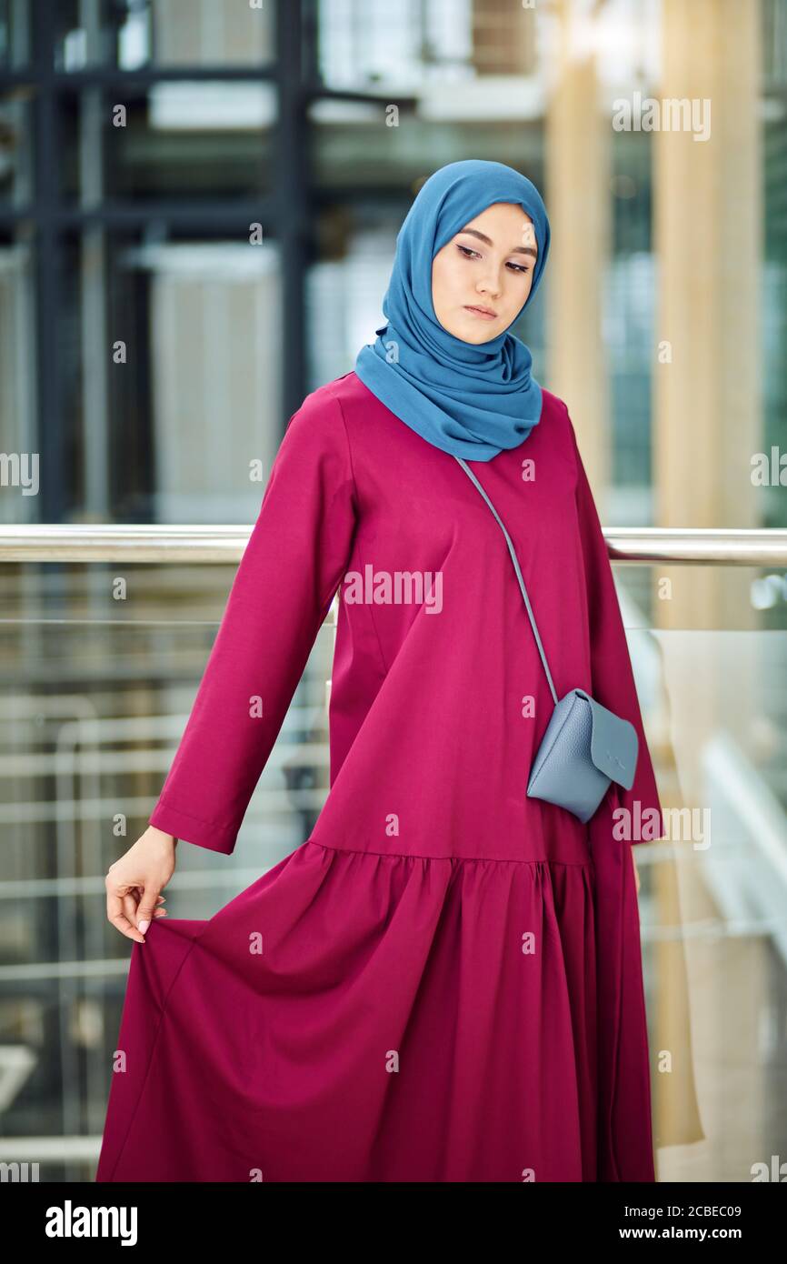 Jolie jeune femme musulmane asiatique possède belle robe en soie musulmane  sur le sol. Et dans la trousse est souvent un foulard pour la tête -  Sheila. . Islamique f Photo Stock - Alamy