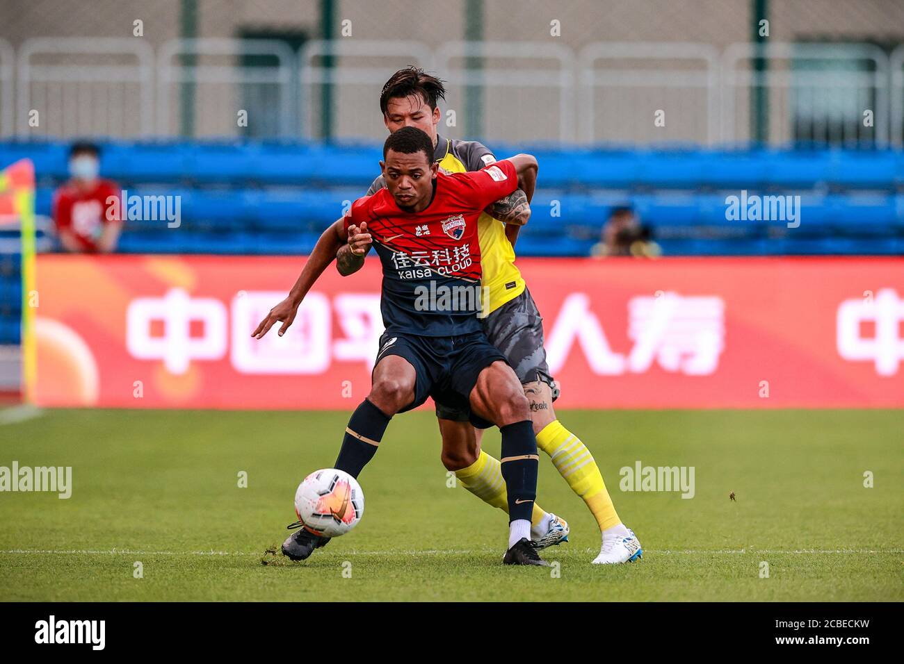 Le joueur colombien de football Harold Preciado de Shenzhen F.C., à droite, protège le ballon lors du troisième tour de la Super League chinoise (CSL) 2020 contre Guangzhou Evergrande Taobao dans la ville de Dalian, province de Liaoning, dans le nord-est de la Chine, 4 août 2020. Guangzhou Evergrande Taobao bat Shenzhen F.C. avec 3-1. Banque D'Images