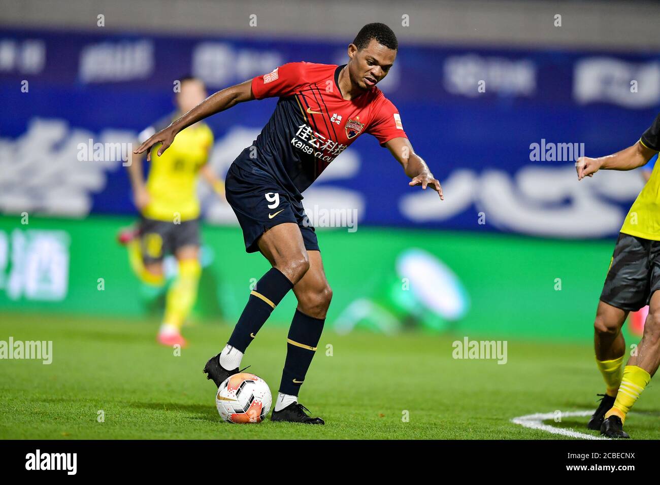 Le joueur colombien de football Harold Preciado de Shenzhen F.C. garde le ballon pendant le troisième tour du match de la Super League chinoise (CSL) 2020 contre Guangzhou Evergrande Taobao dans la ville de Dalian, province de Liaoning, dans le nord-est de la Chine, le 4 août 2020. Guangzhou Evergrande Taobao bat Shenzhen F.C. avec 3-1. Banque D'Images